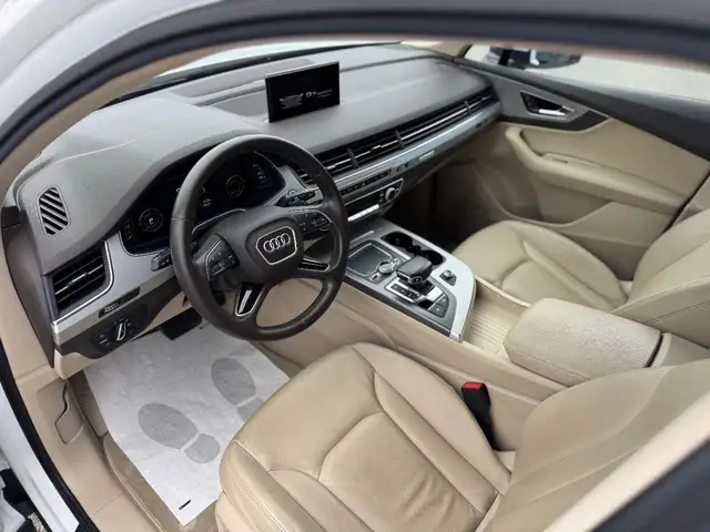 Audi Q7 view 3