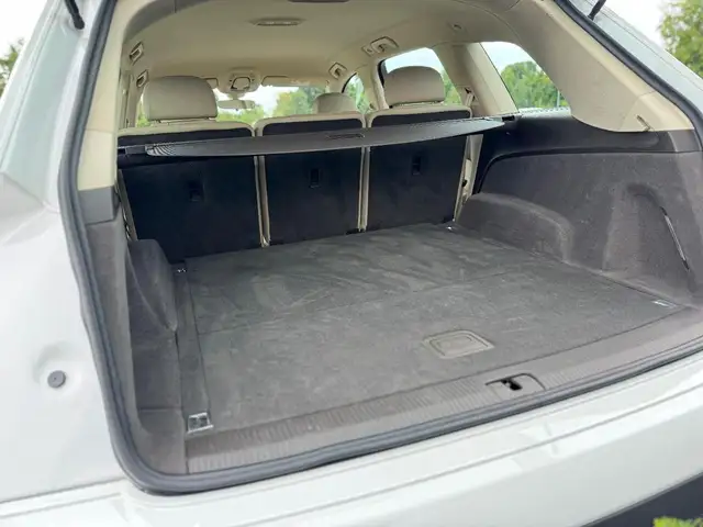 Audi Q7 view 11