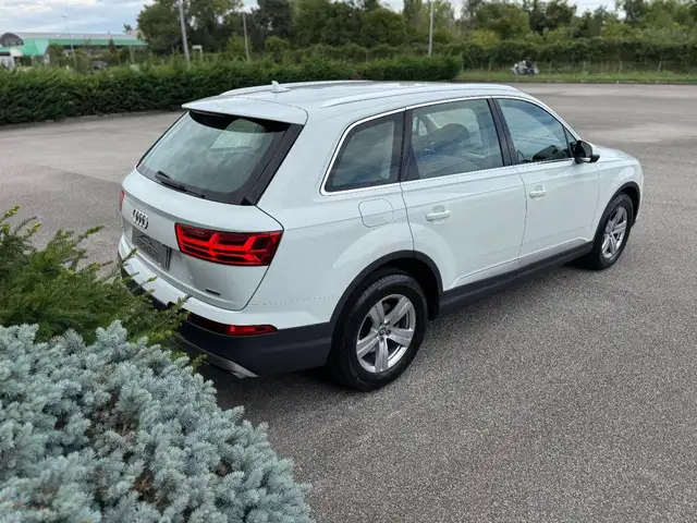 Audi Q7 view 14