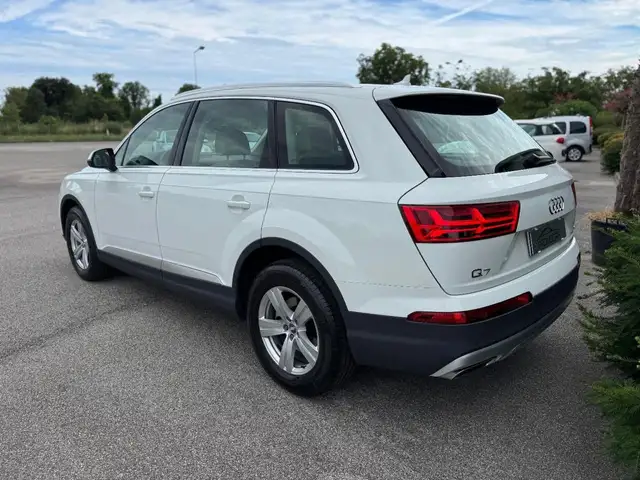 Audi Q7 view 15