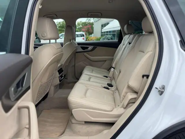 Audi Q7 view 5