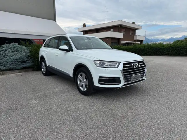 Audi Q7 view 13