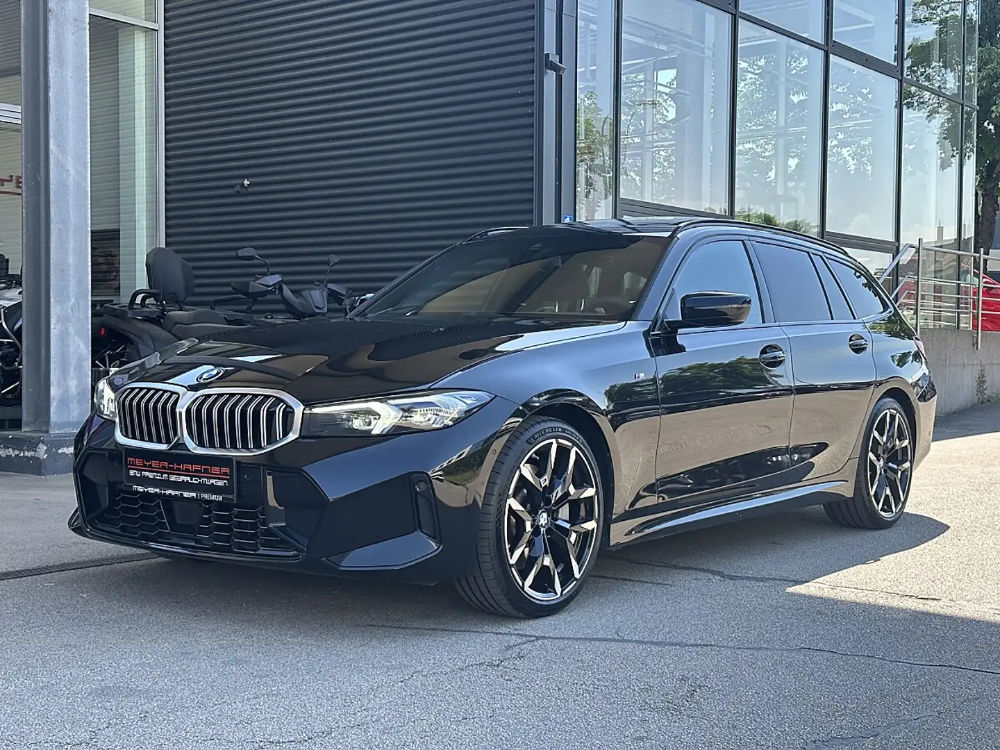 BMW 330 i xDrive Touring M-Paket Aut. / AHK / Pano Schwarz - 2
