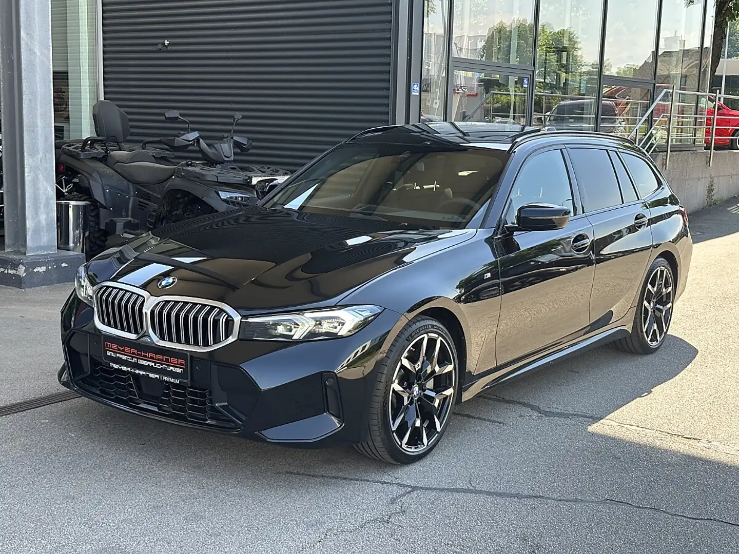 BMW 330 i xDrive Touring M-Paket Aut. / AHK / Pano Schwarz - 1