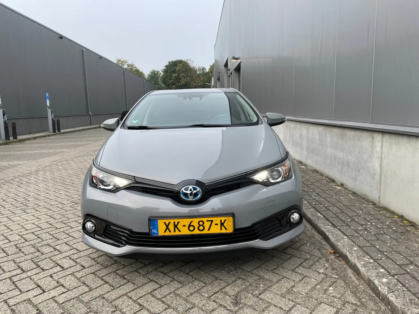 Toyota Auris 1.8 Hybrid Energy Plus / Navigatie / Trekhaak Grijs - 2