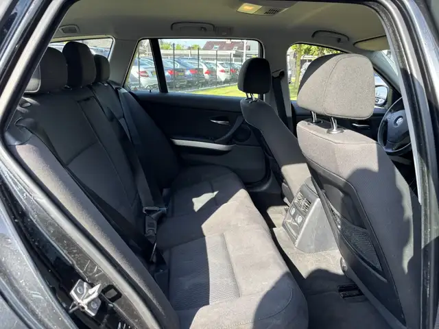 BMW 3 Series view 10