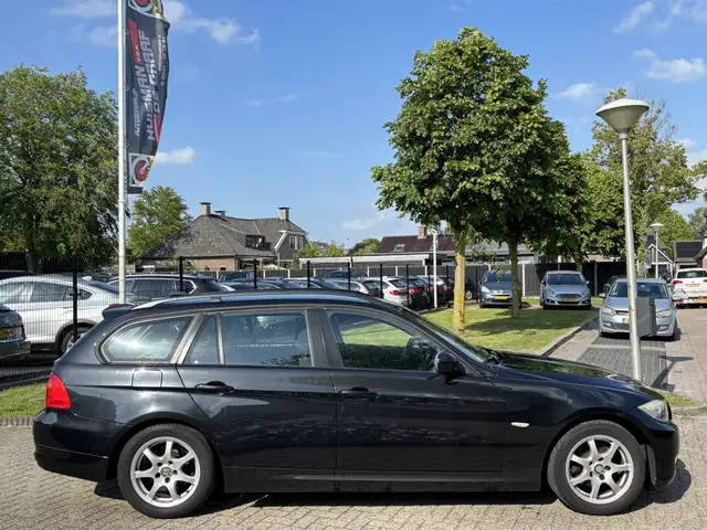 BMW 3 Series view 4