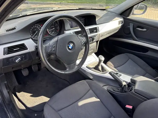 BMW 3 Series view 15