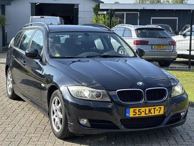 BMW 3 Series view 3