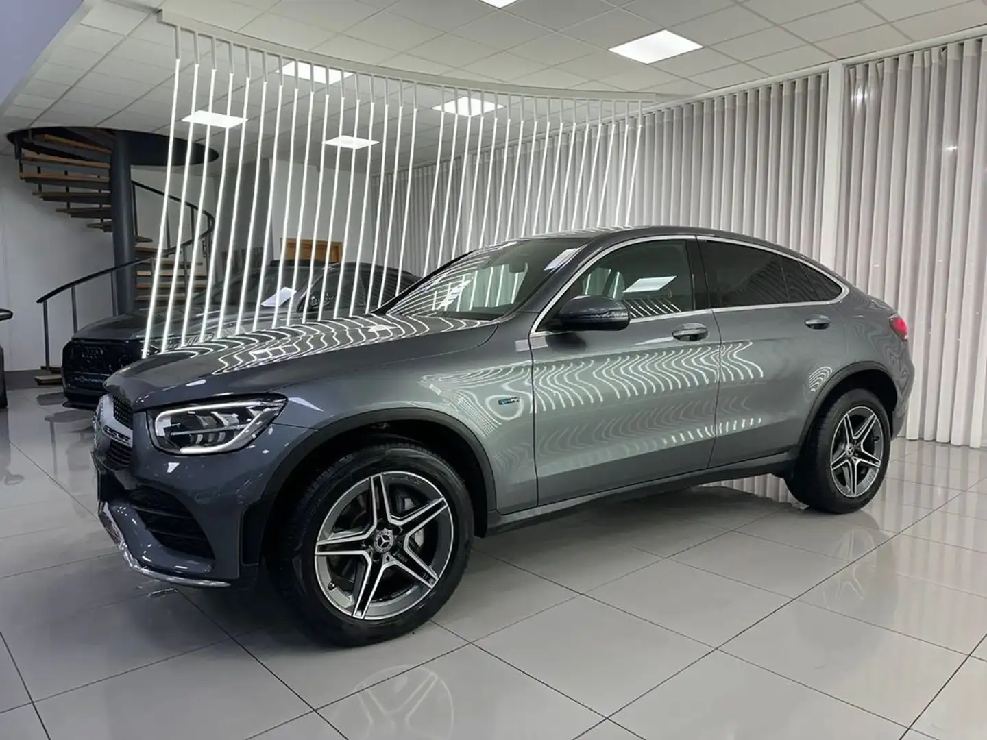 Mercedes-Benz GLC 300 Coupé 300e 4Matic Gris - 2