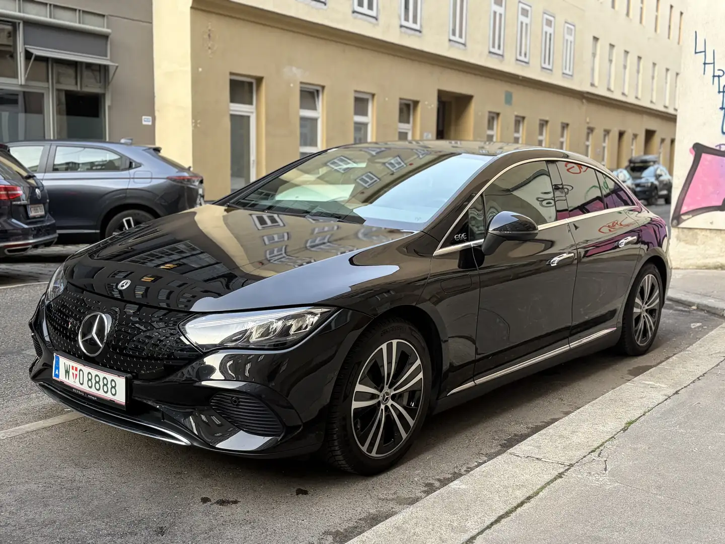 Mercedes-Benz EQE 300 Schwarz - 1