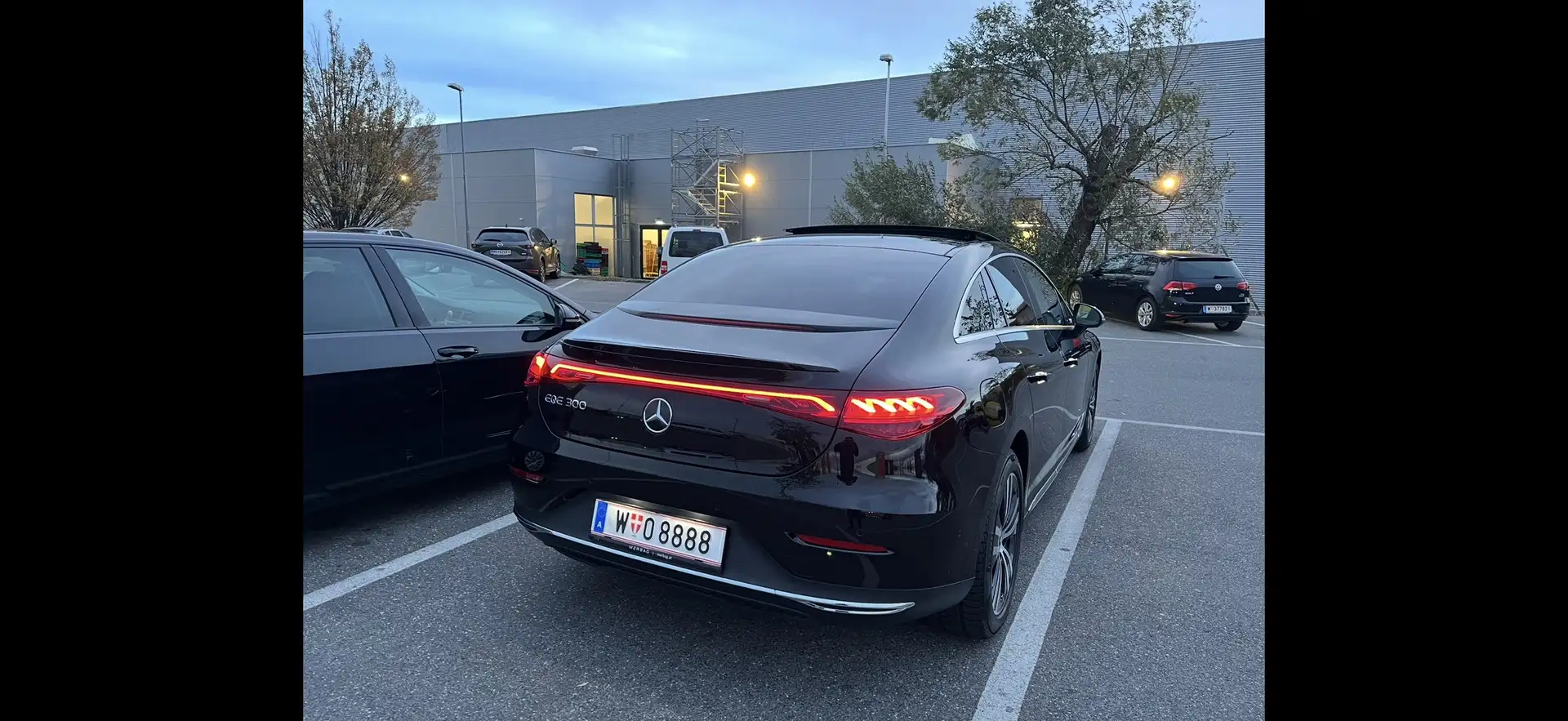 Mercedes-Benz EQE 300 Schwarz - 2