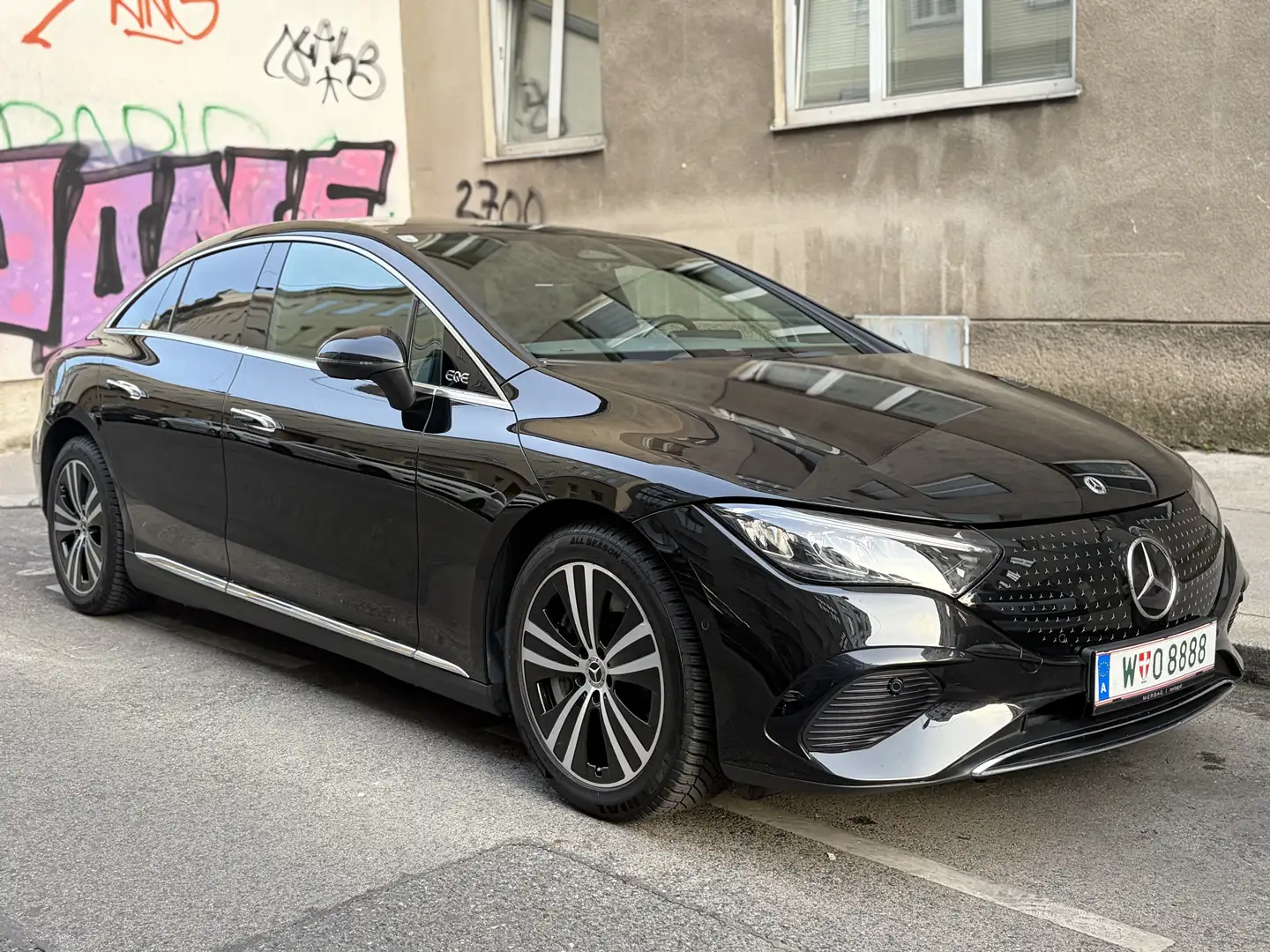 Mercedes-Benz EQE 300 Schwarz - 2