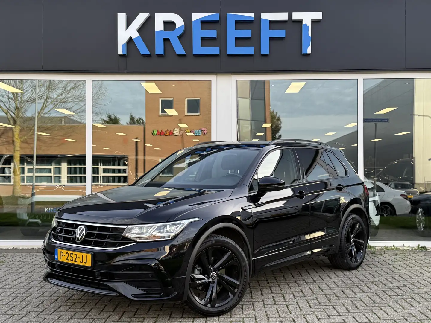 Volkswagen Tiguan 1.5 TSI R-Line Elektr. Trekhaak, App Carplay Noir - 1