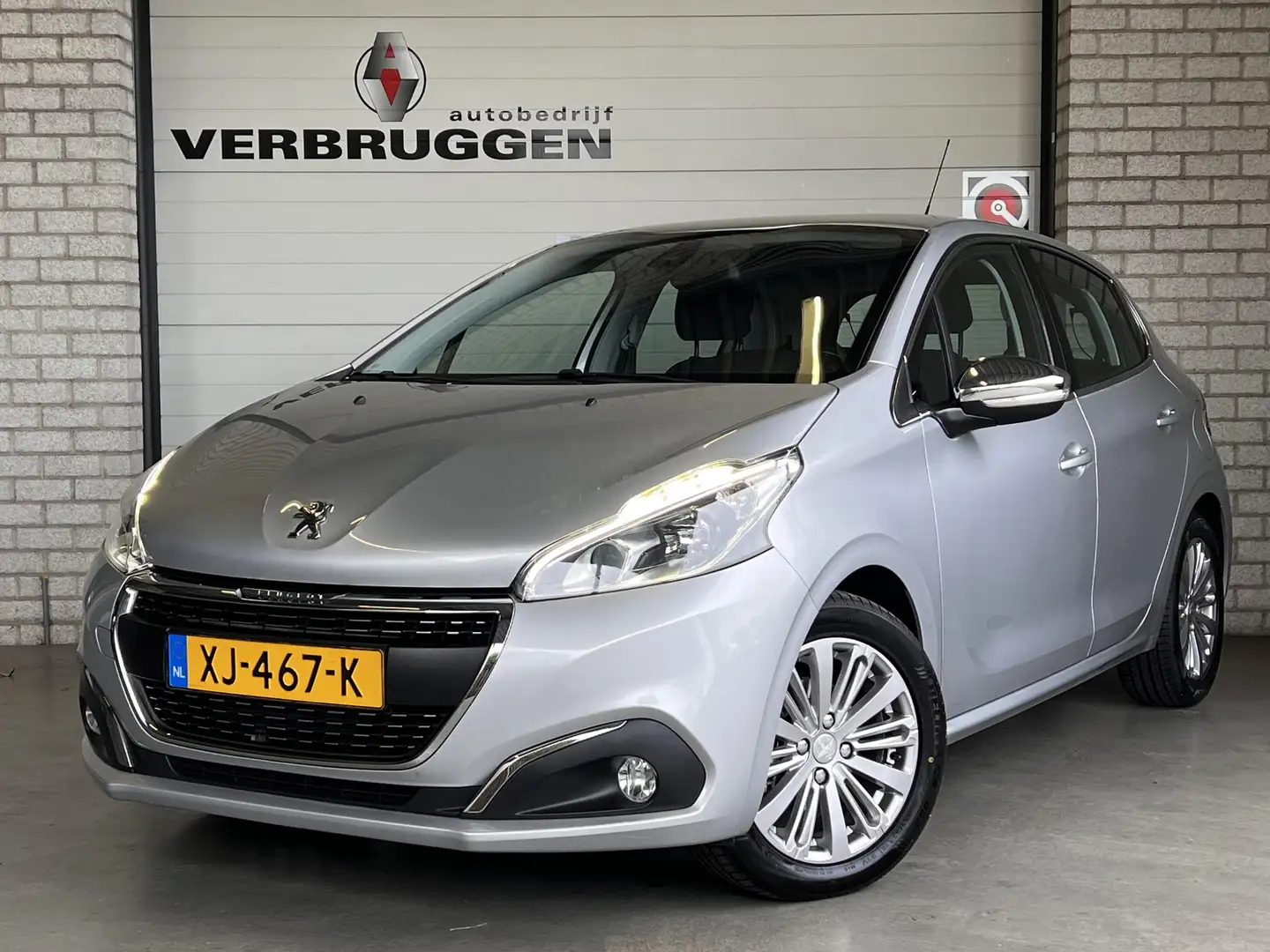 Peugeot 208 1.2 PureTech Allure | 16" LMV | PDC | Navi | BT | Grau - 1