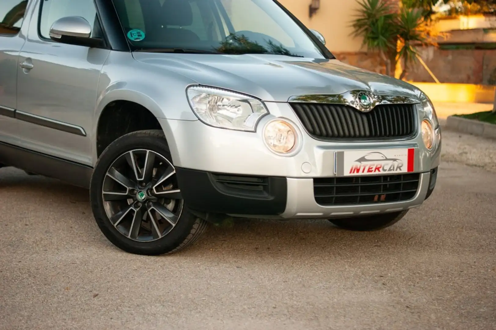 Skoda Yeti 1.2 TSI Active 4x2 Gris - 2