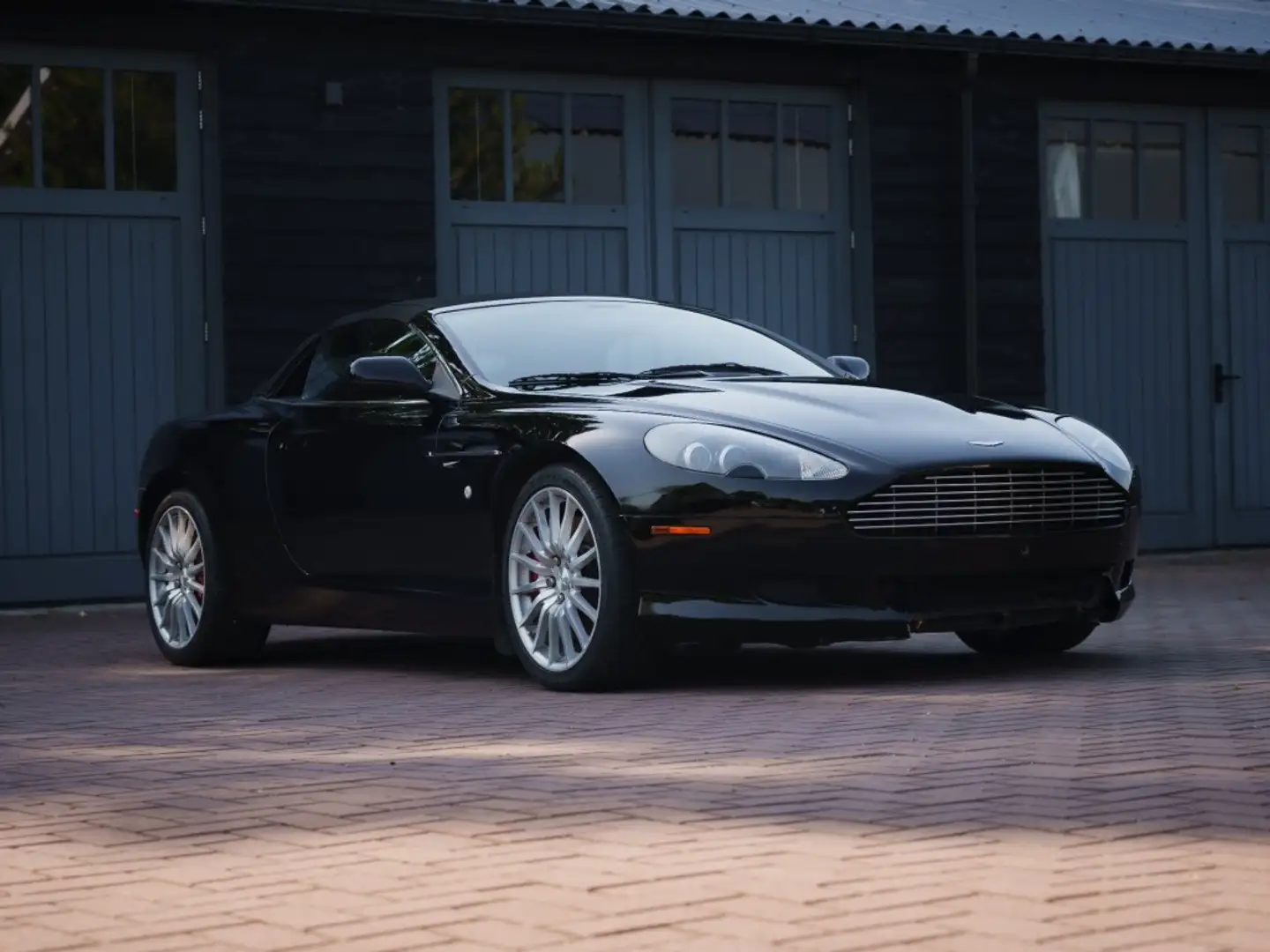Aston Martin DB9 Volante Чорний - 2
