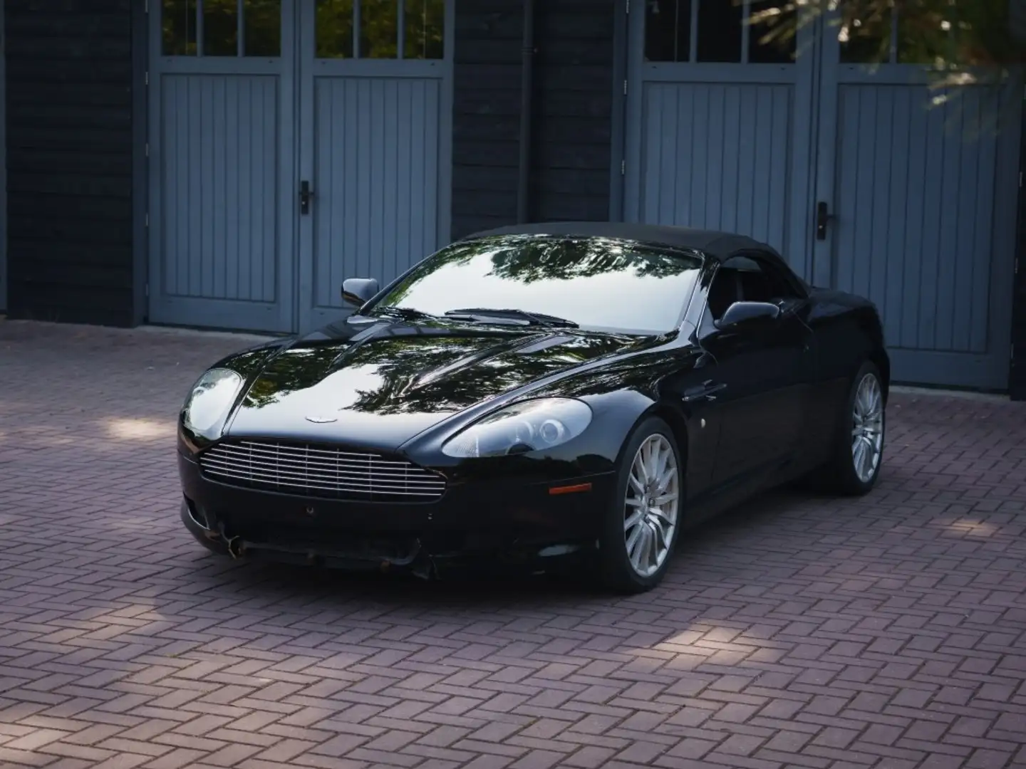 Aston Martin DB9 Volante Чорний - 1