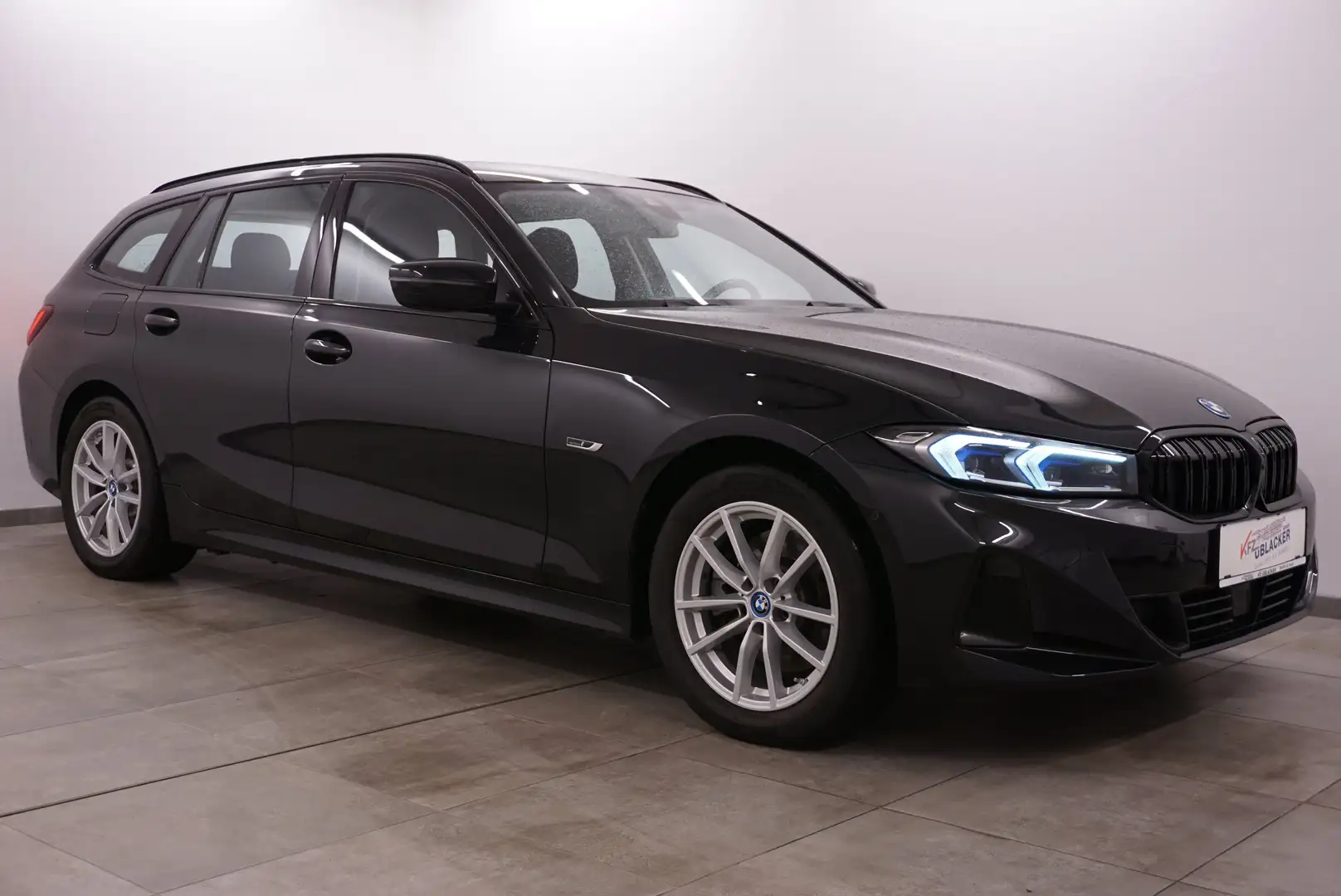 BMW 320 e // Adaptiv LED Scheinw. // Abstandstempomat // Schwarz - 1