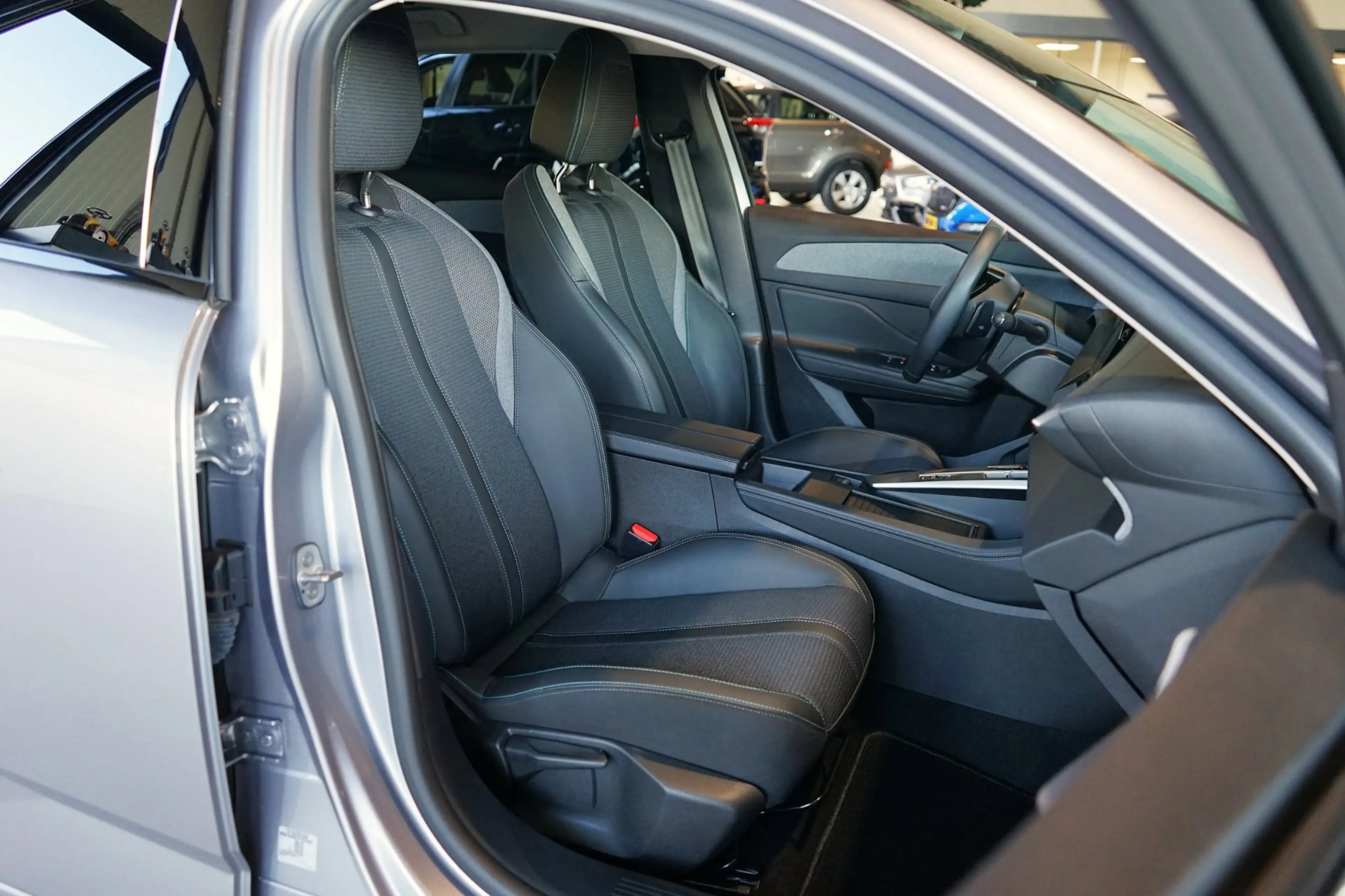 Peugeot 308 SW 1.2 PureTech Allure Pack Business 2023 | CAMERA — photo 18