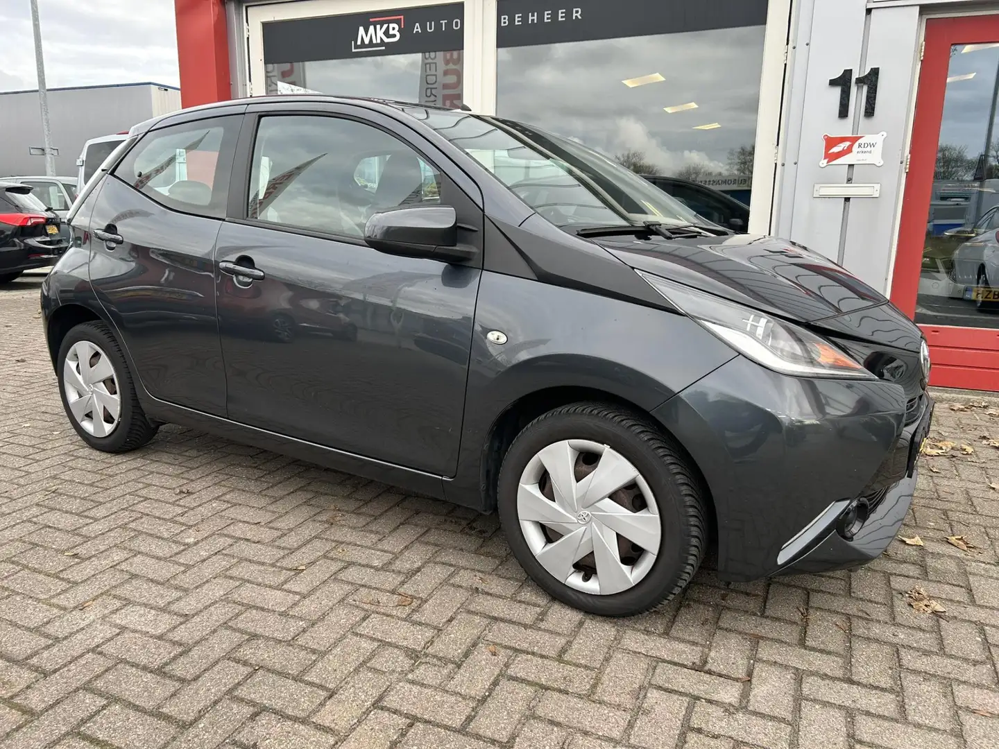 Toyota Aygo 1.0 VVT-i x-now Airco/CruiseControl Gris - 1