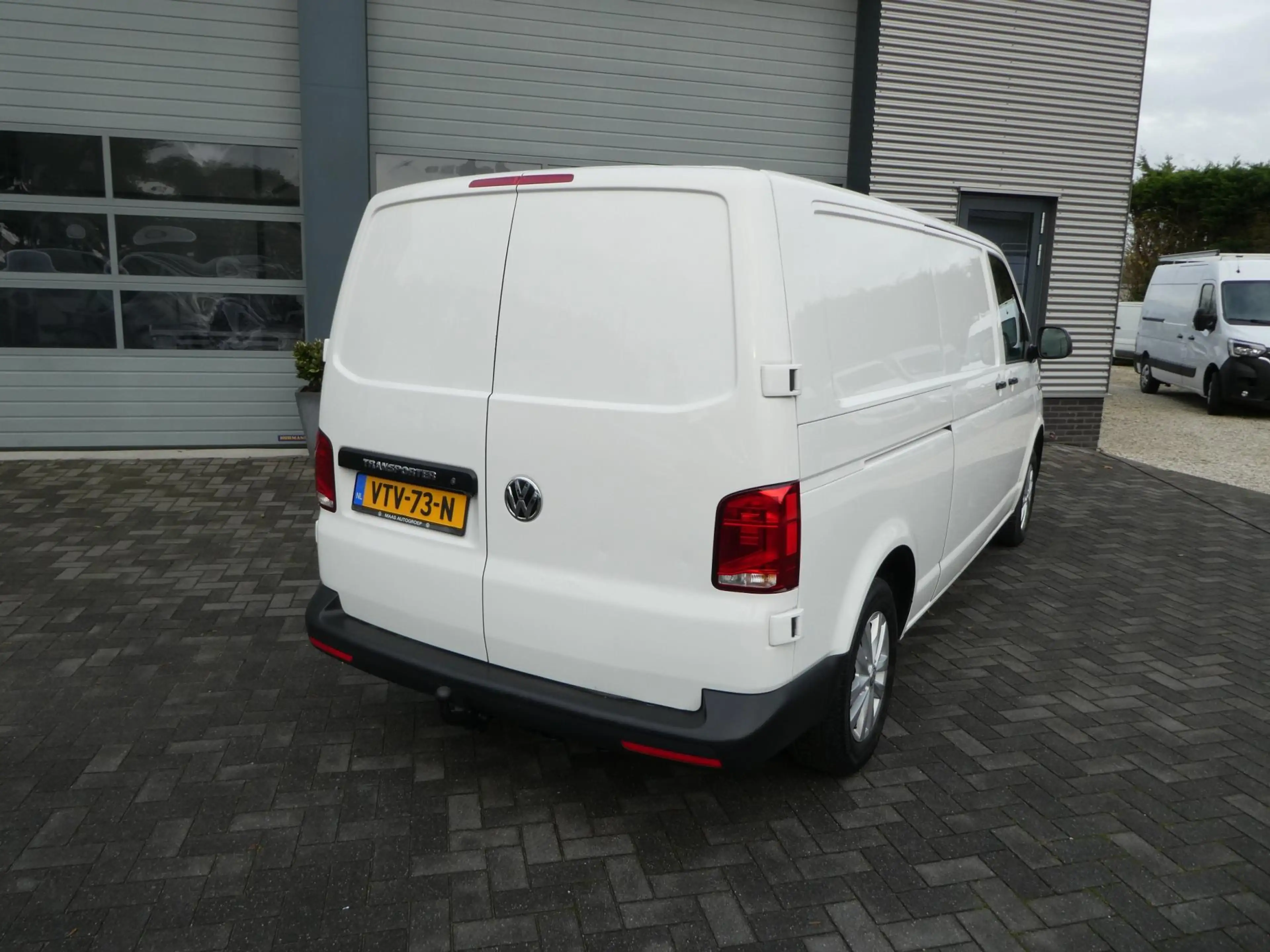 Volkswagen Transporter 2.0 TDI L2H1 150 pk automaat , 3 zits , trekhaak — photo 4