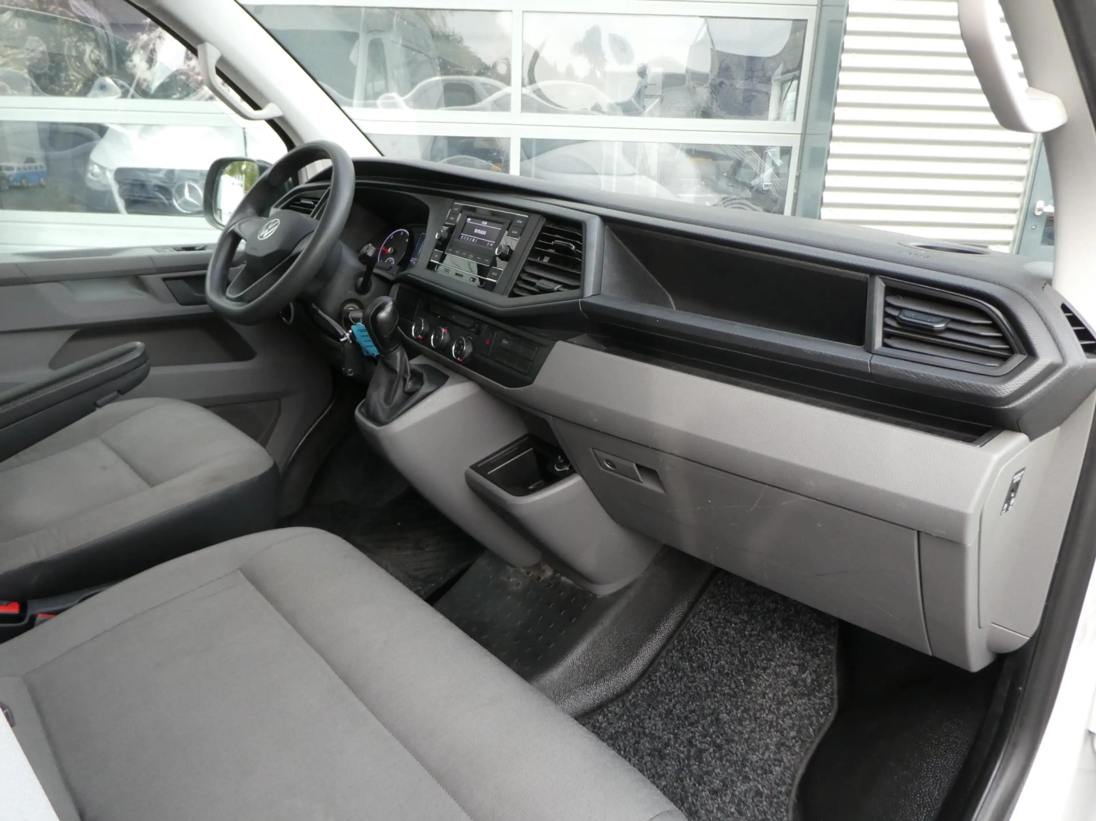 Volkswagen Transporter 2.0 TDI L2H1 150 pk automaat , 3 zits , trekhaak — photo 7
