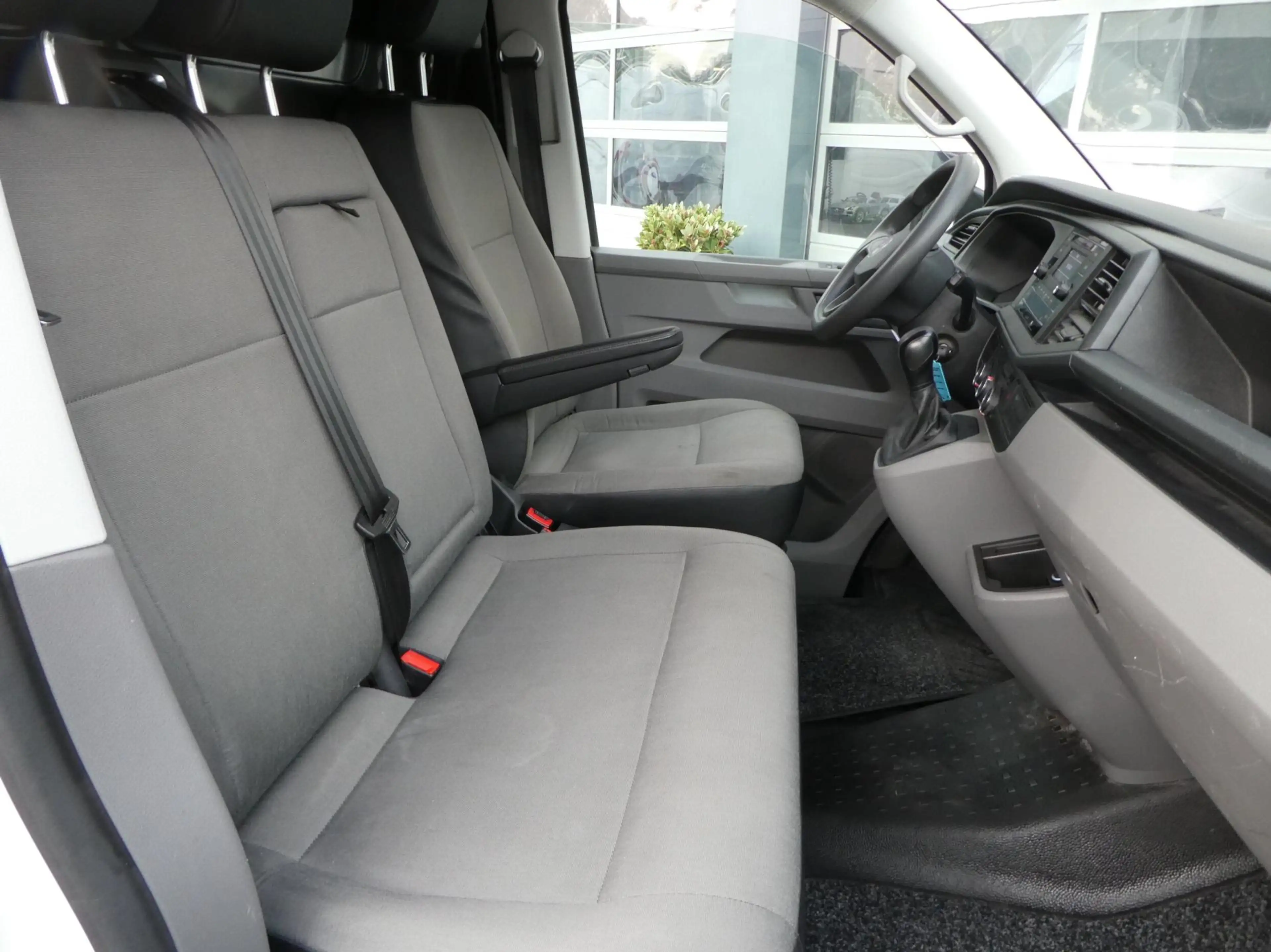 Volkswagen Transporter 2.0 TDI L2H1 150 pk automaat , 3 zits , trekhaak — photo 6