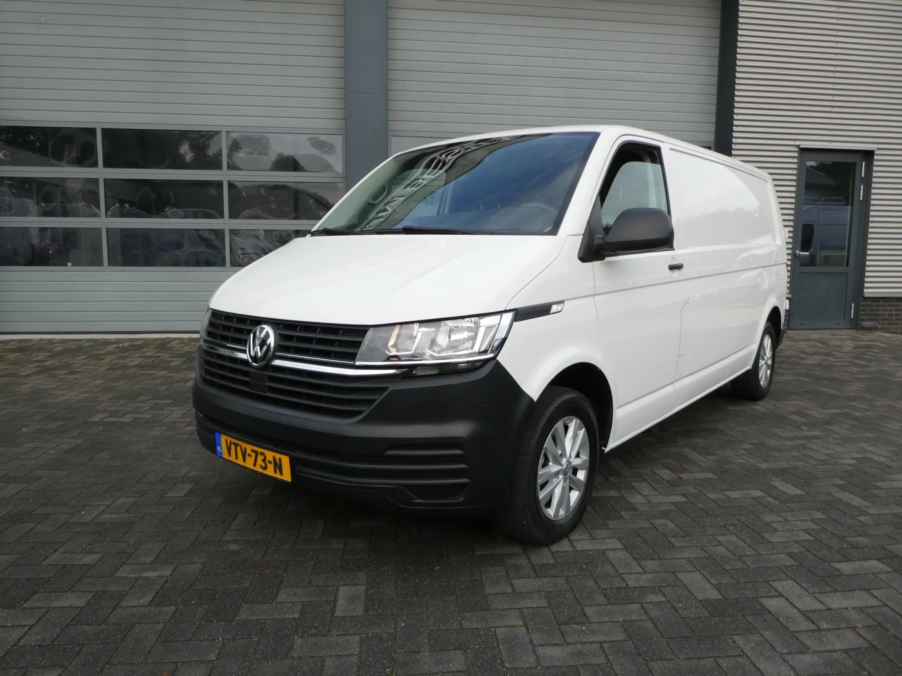 Volkswagen Transporter 2.0 TDI L2H1 150 pk automaat , 3 zits , trekhaak — photo 2