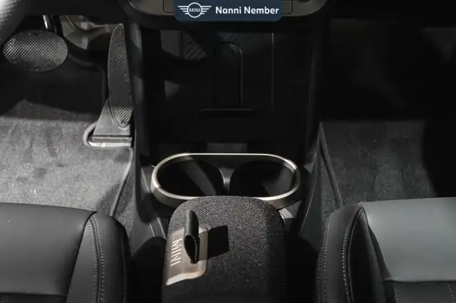 Mini Hatch view 13