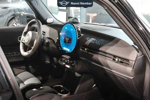 Mini Hatch view 8
