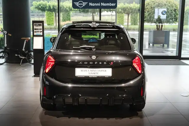 Mini Hatch view 4