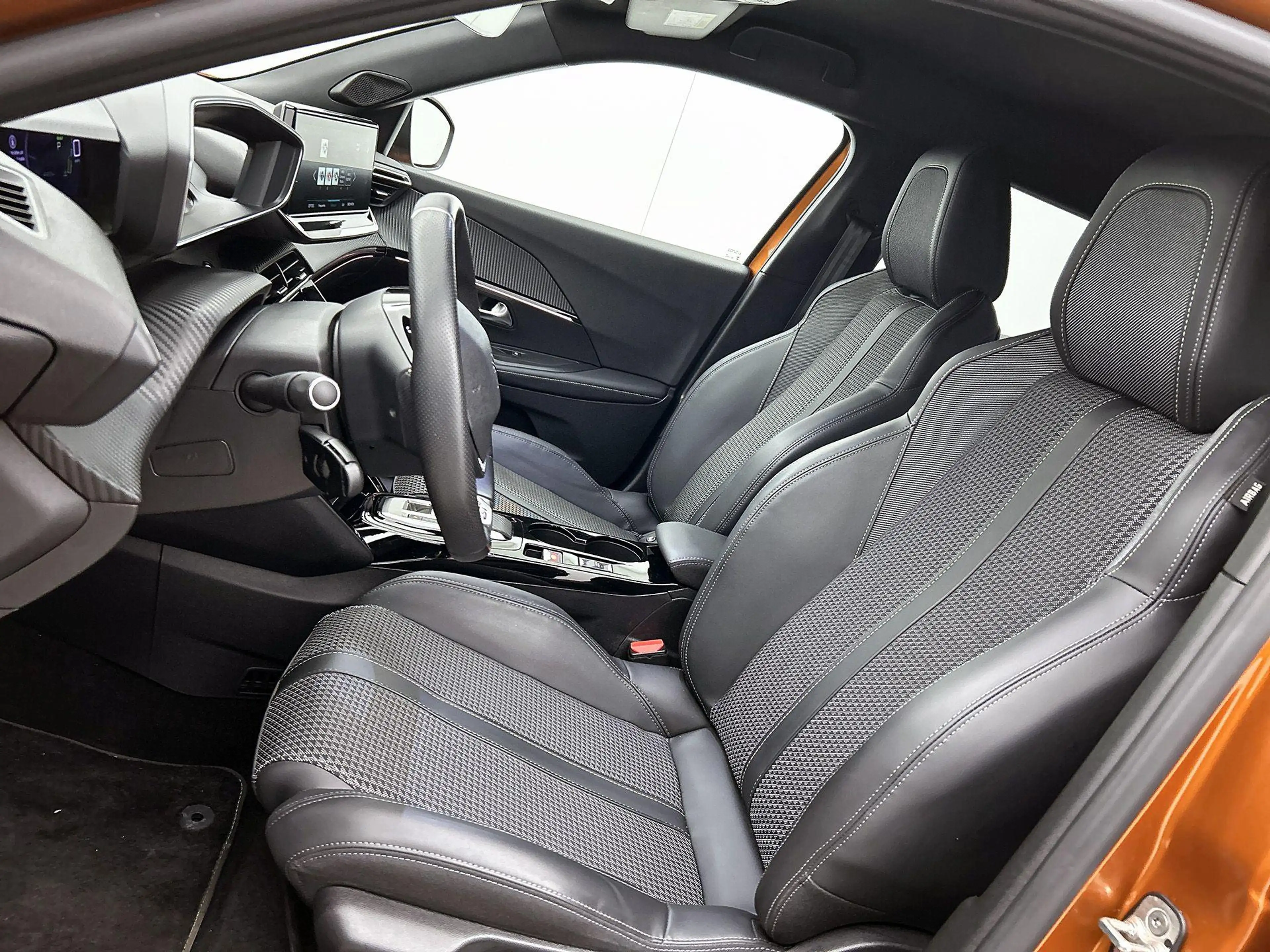 Peugeot e-2008 SUV EV GT 50 kWh 136pk | Accu 96% | Navigatie | Ac — photo 11
