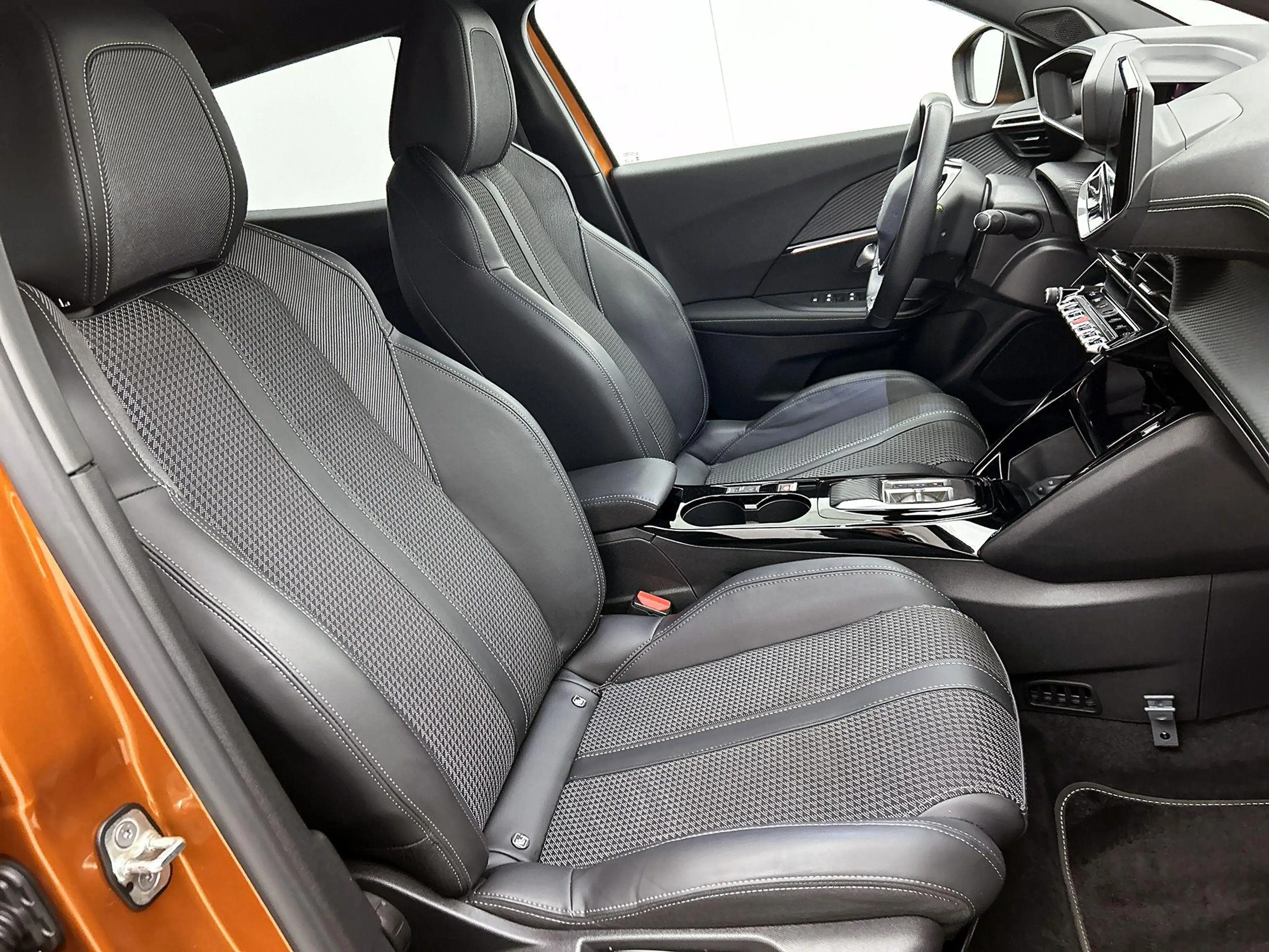 Peugeot e-2008 SUV EV GT 50 kWh 136pk | Accu 96% | Navigatie | Ac — photo 15