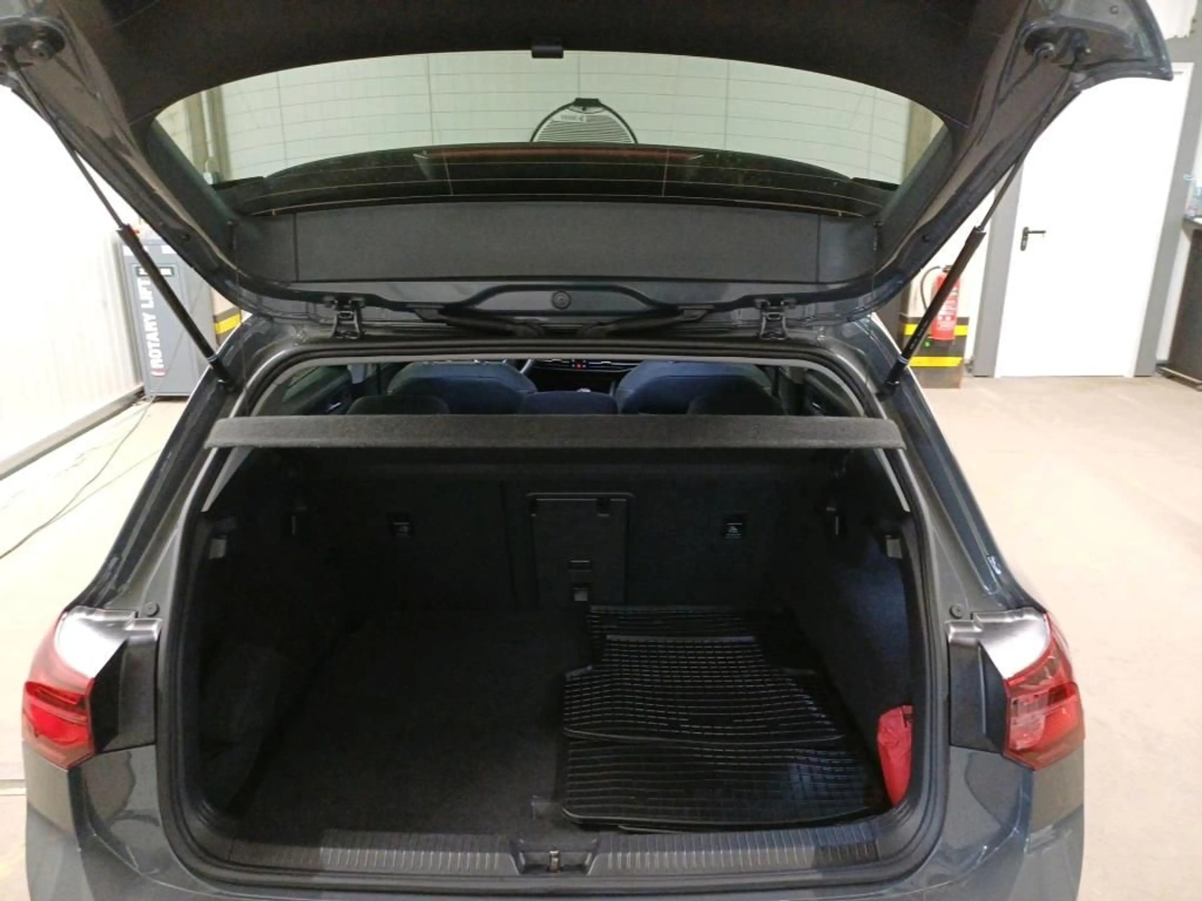 Volkswagen Golf VIII ACTIVE 1.5TSI 150PS ACC.5J-G.STHZG.NAVI+VC.2x — photo 6