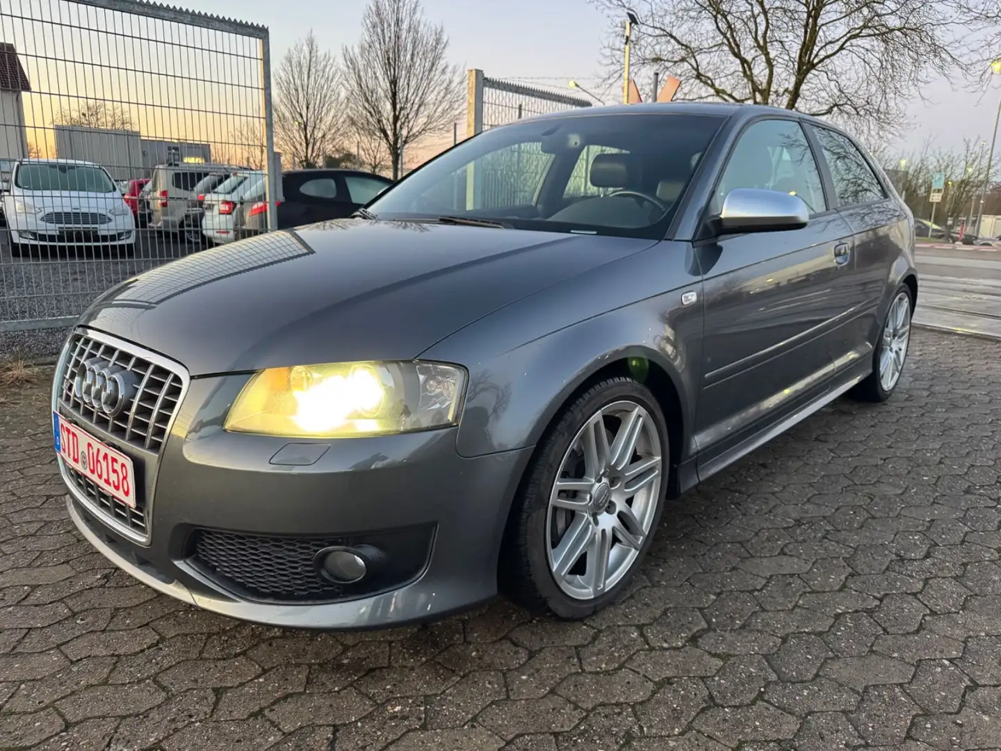 Audi S3 2.0 TFSI quattro*Alcantara*Bi-Xenon*SH-GPFLGT Grau - 1
