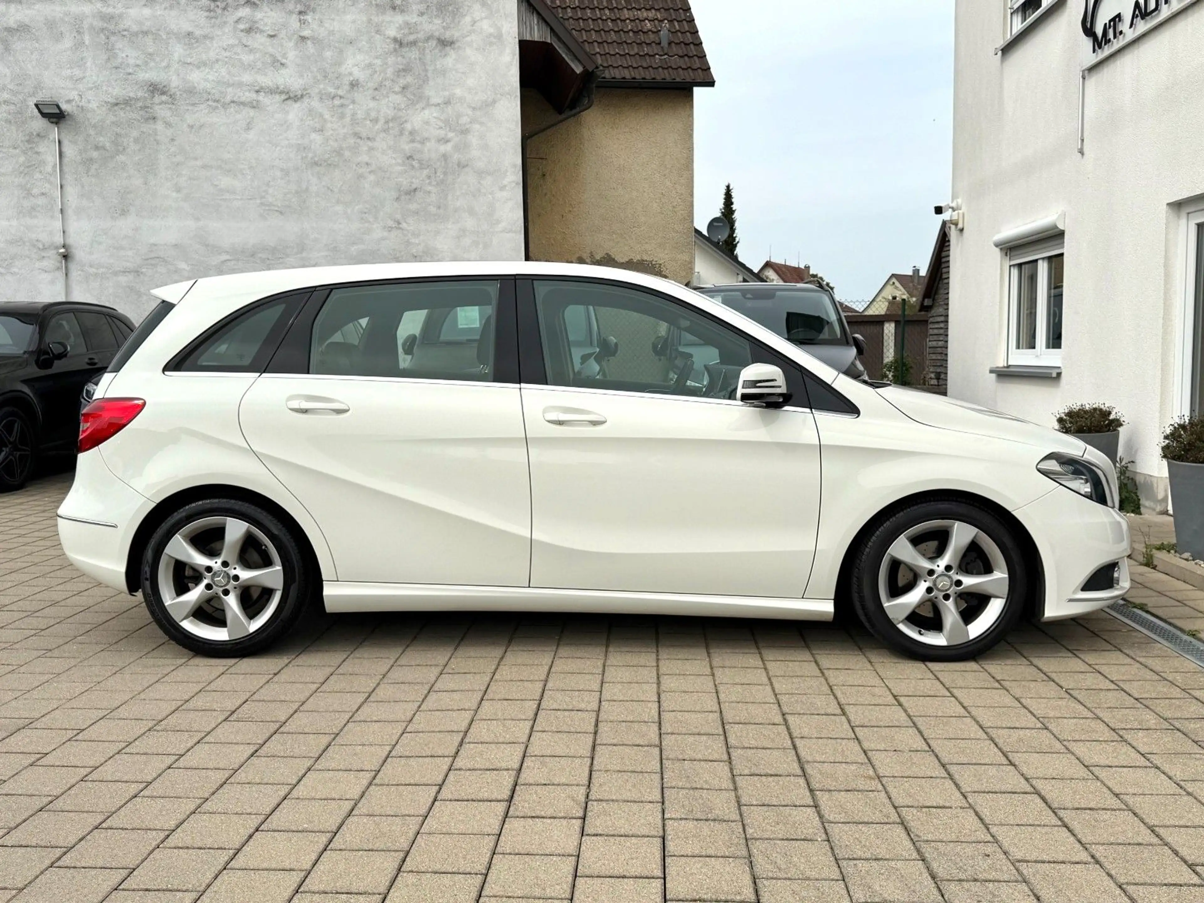 Mercedes-Benz B 180 *NAVI*TEMP*KLIMA*PDC*SHZ*LEDER*BLUETOOTH* — photo 4