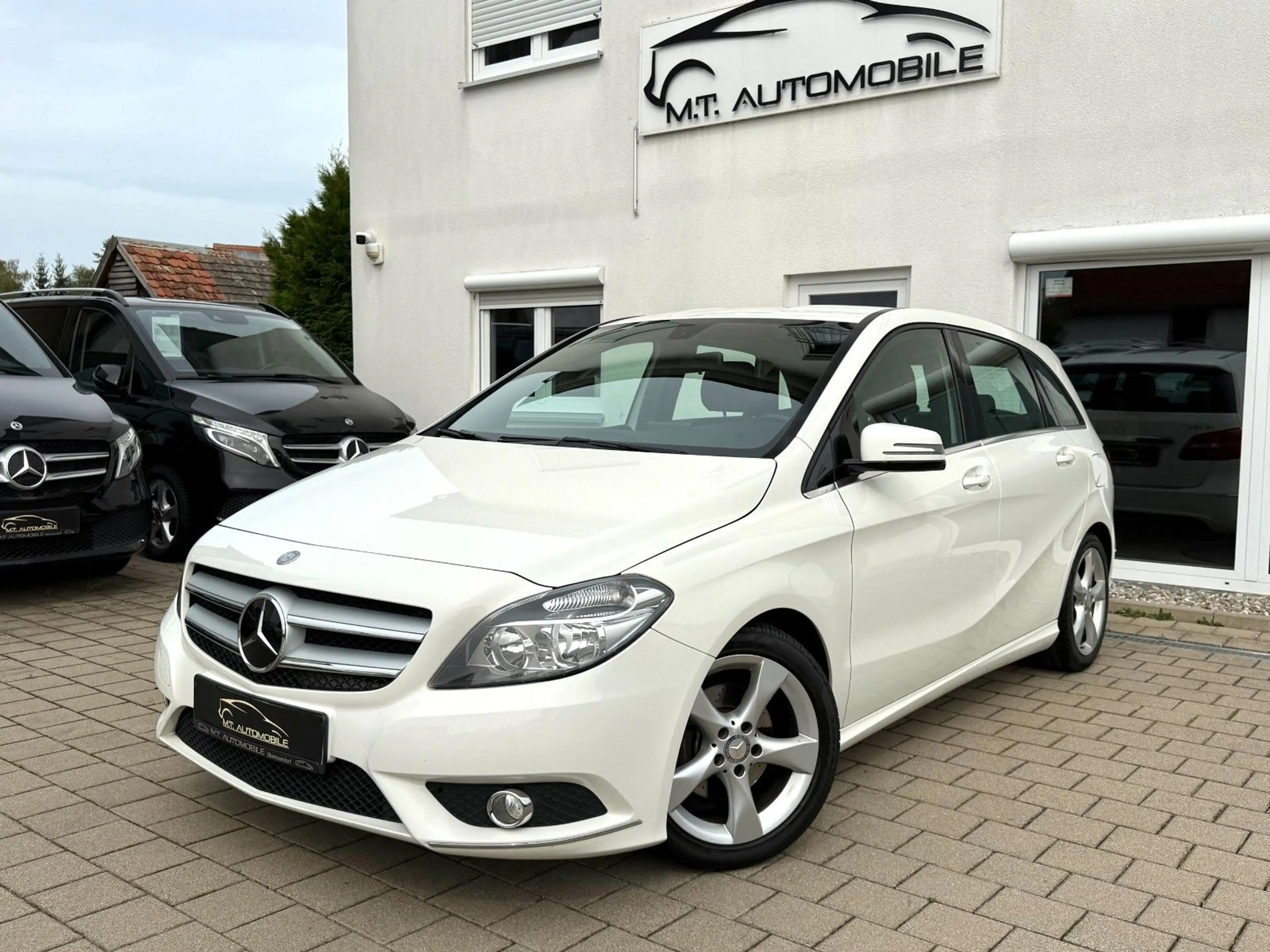 Mercedes-Benz B 180 *NAVI*TEMP*KLIMA*PDC*SHZ*LEDER*BLUETOOTH*