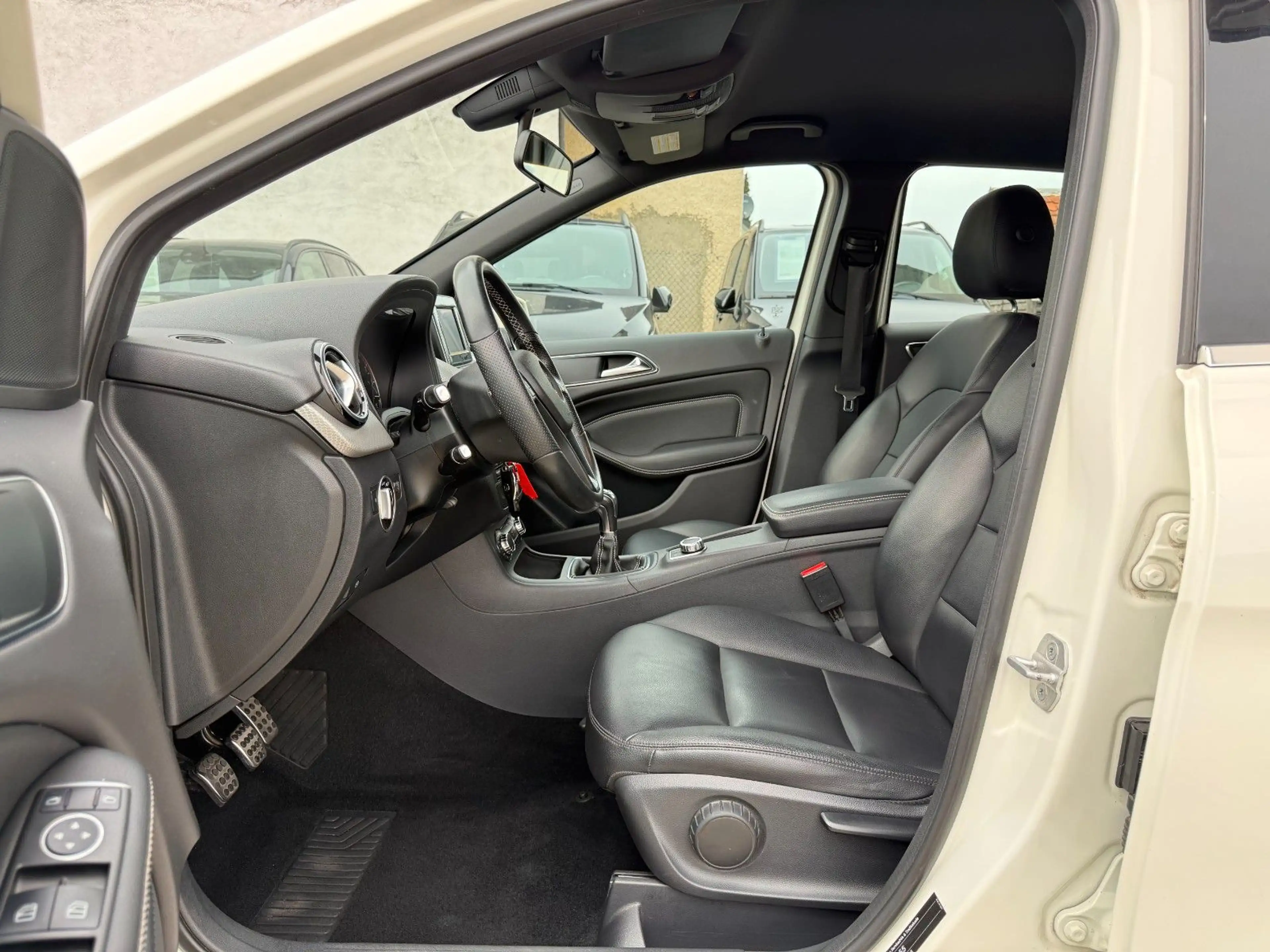 Mercedes-Benz B 180 *NAVI*TEMP*KLIMA*PDC*SHZ*LEDER*BLUETOOTH* — photo 9