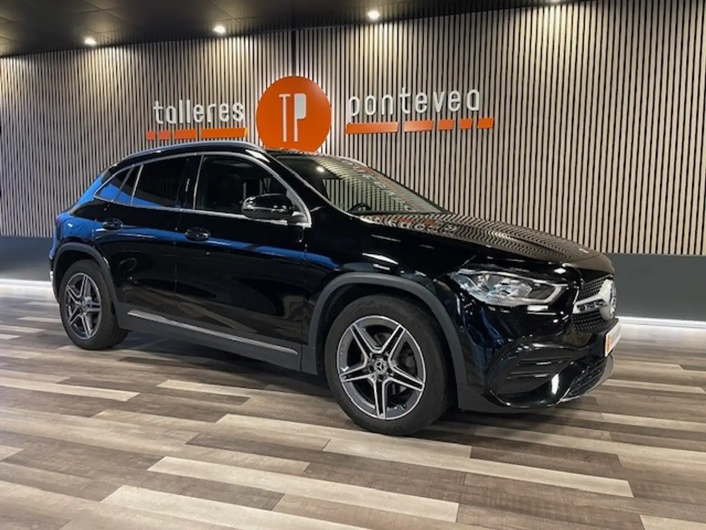 Mercedes-Benz GLA 200 200d 4Matic 8G-DCT Schwarz - 2