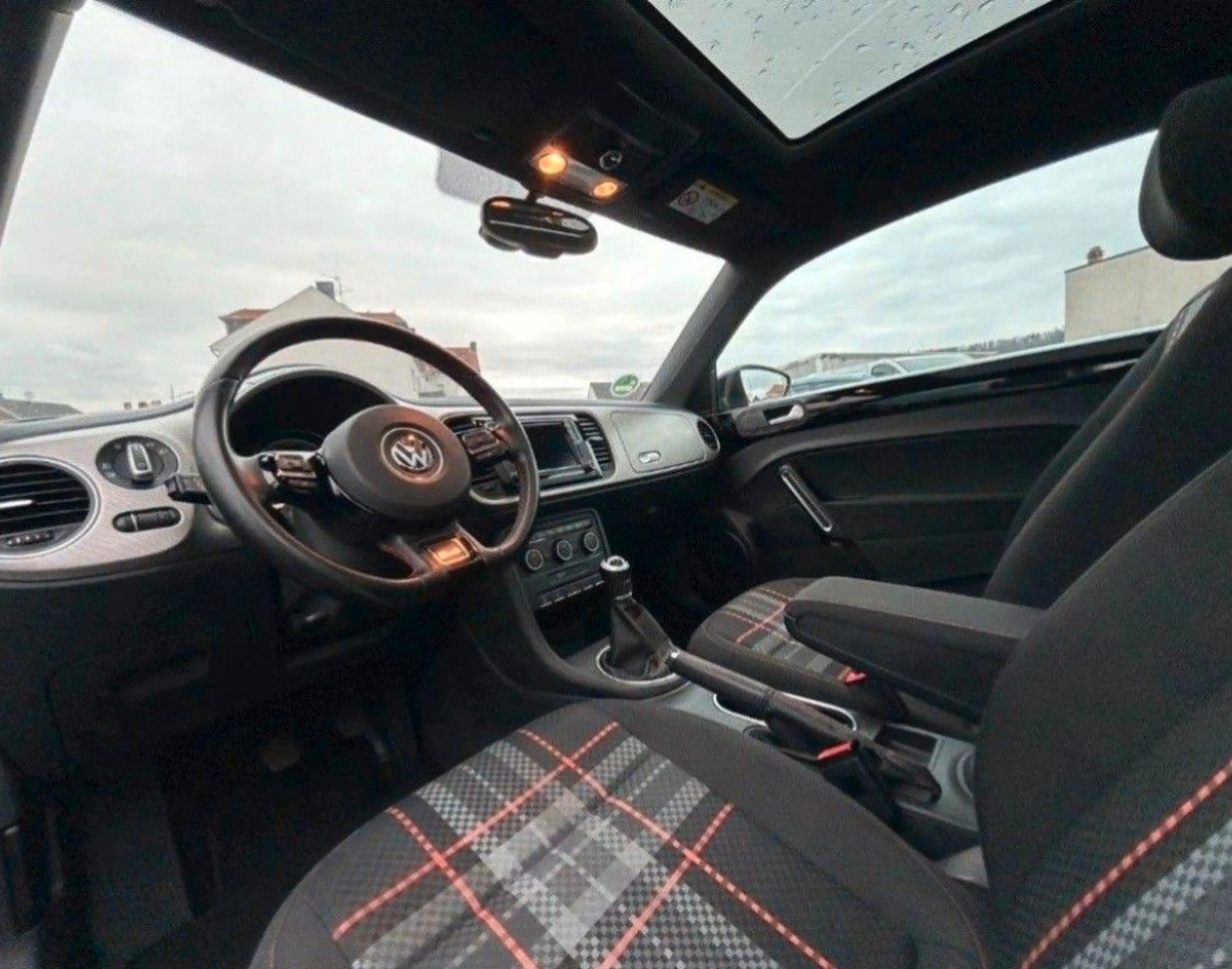 Volkswagen Beetle CLUB BMT SHZ + PDC + PANO — photo 10