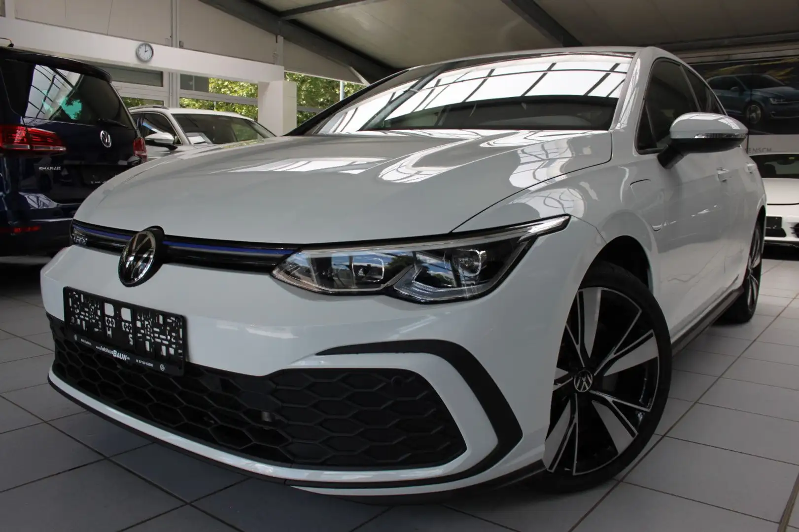 Volkswagen Golf VIII Lim. GTE/DSG/NAVI/APP/STZHZ/PDC/ALU18" Weiß - 2