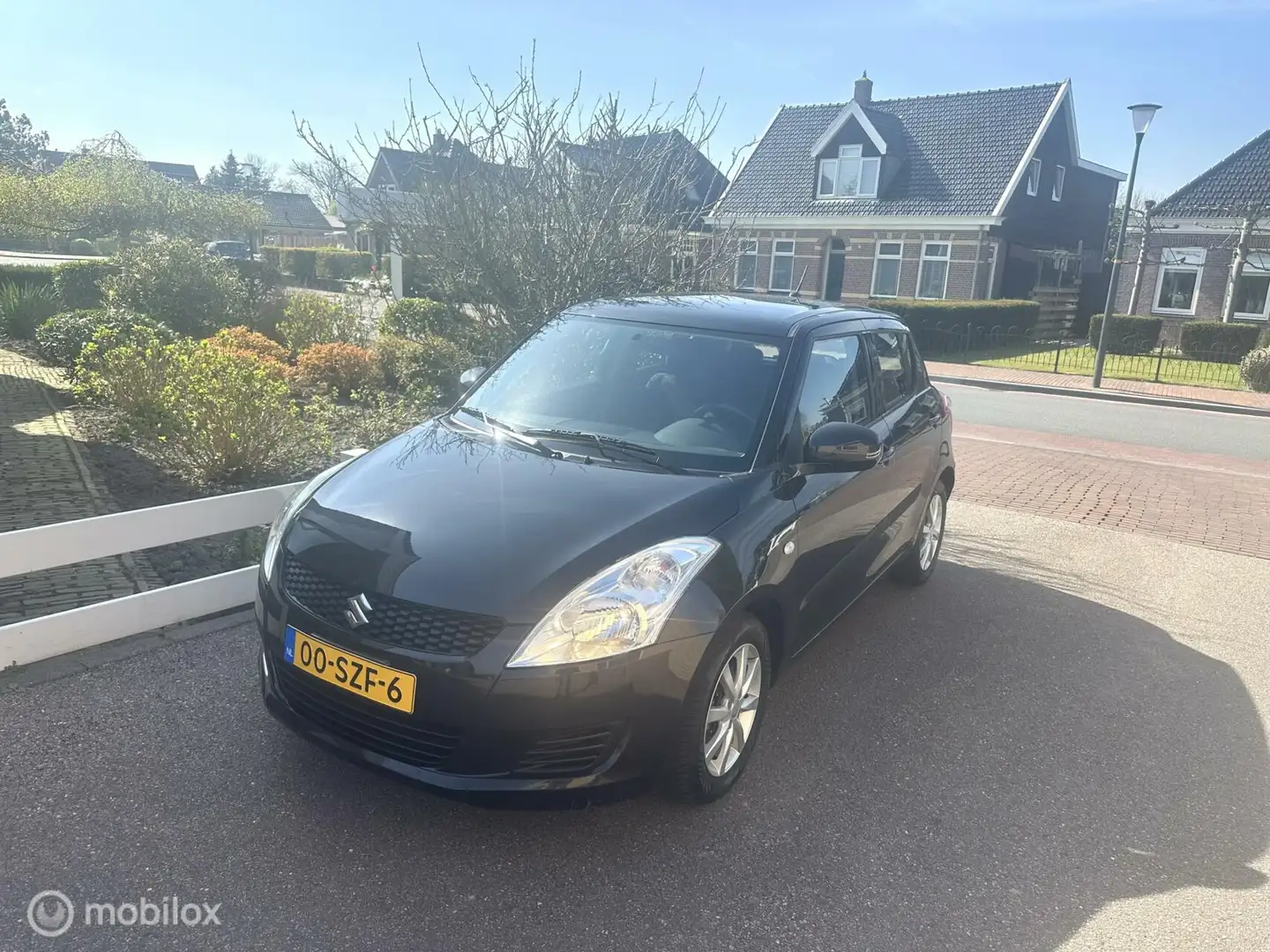 Suzuki Swift 1.2 Comfort EASSS 5-DEURS AIRCO ELEKTRISCH PAKKET Zwart - 1
