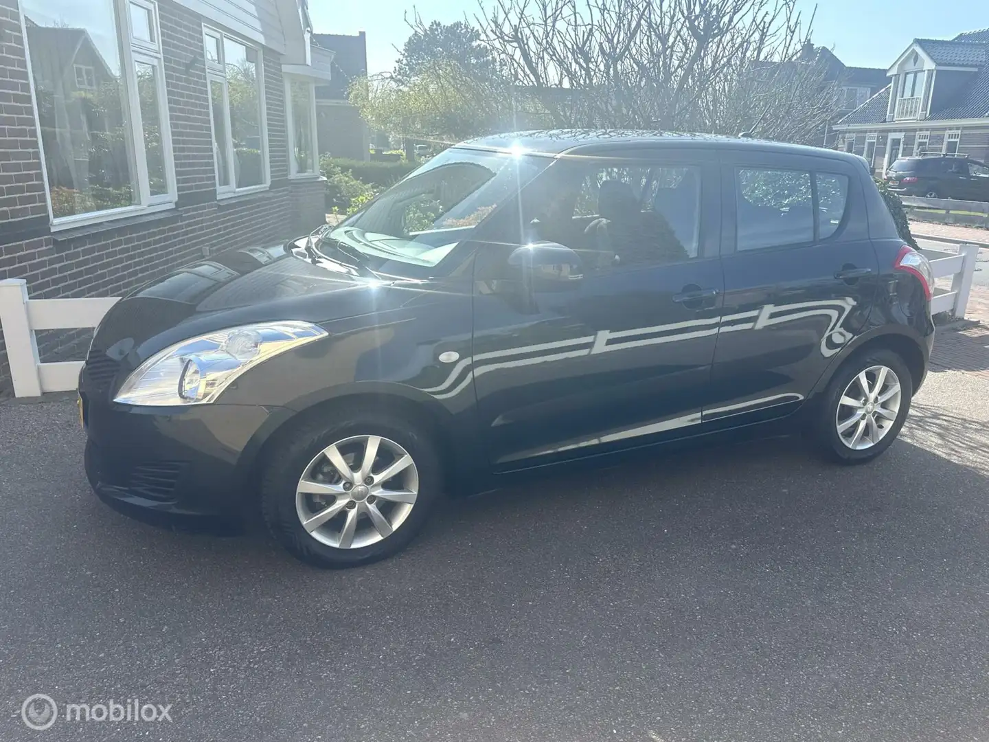 Suzuki Swift 1.2 Comfort EASSS 5-DEURS AIRCO ELEKTRISCH PAKKET Zwart - 2