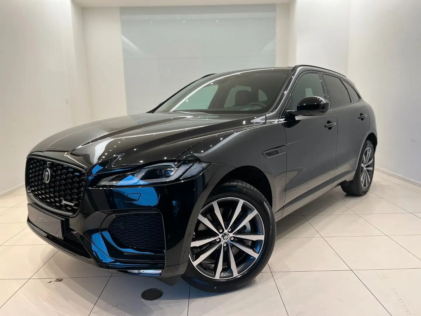 Jaguar F-Pace P400e R-DynamicSE Plug-In Hybrid Panorama Schwarz - 1