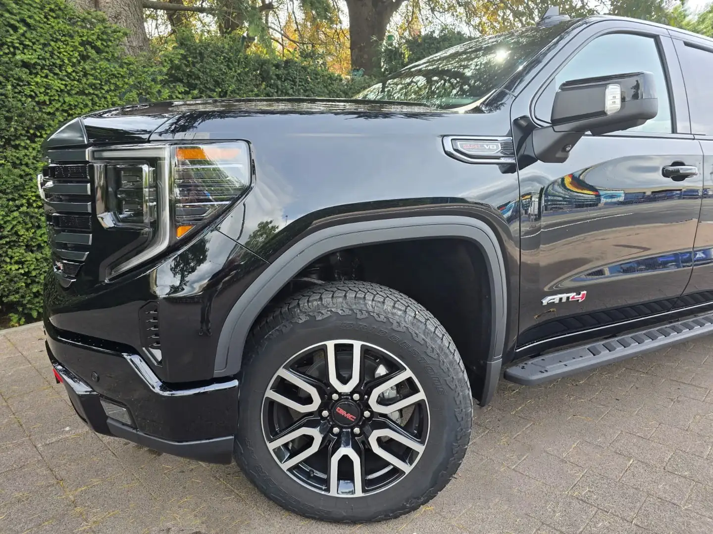 GMC Sierra AT4 Crew Cab 6.2 L - V8 € 69.900 ,- excl btw Zwart - 1