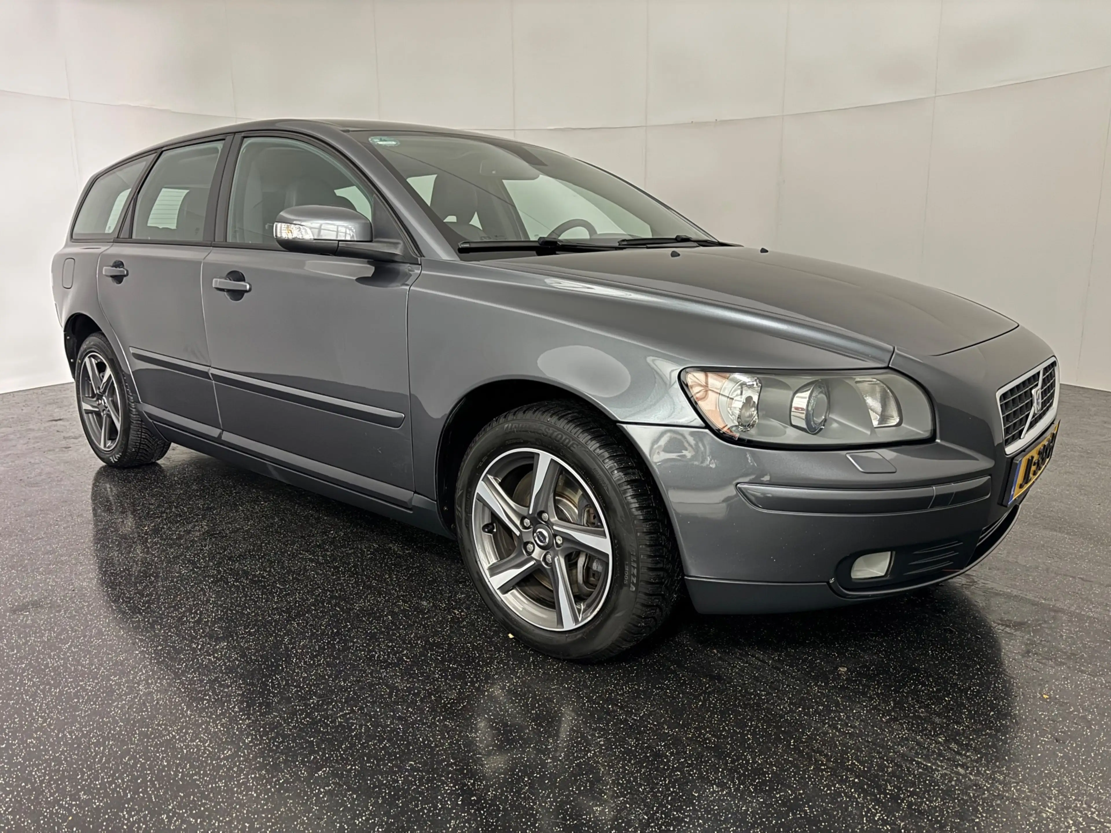 Volvo V50 2.5 T5 AWD Kinetic / YOUNGTIMER / Leder / Xenon — photo 3