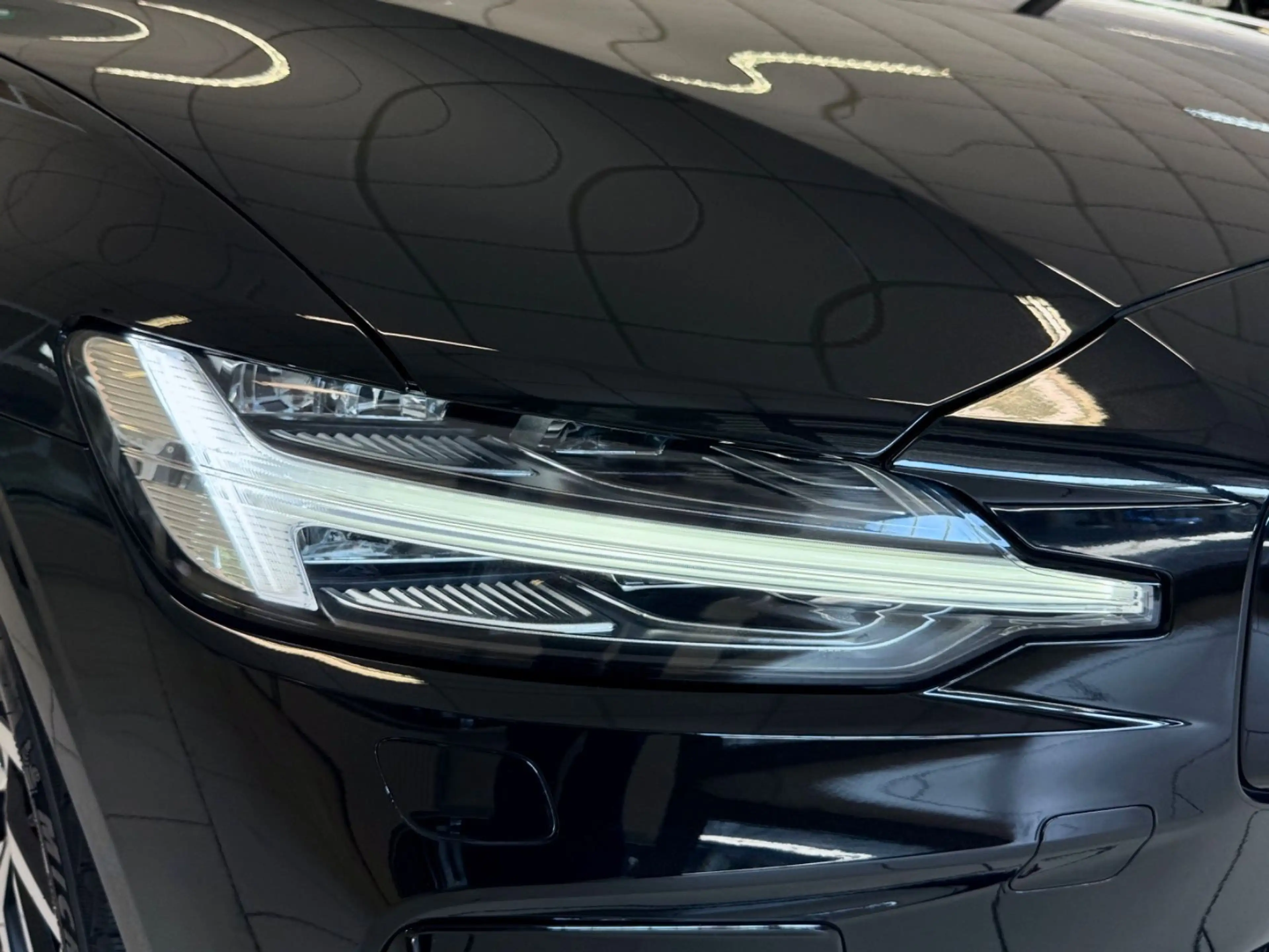 Volvo V60 B4 R-DESIGN HEAD-UP MASSAGE CAM LEDER LED — photo 3