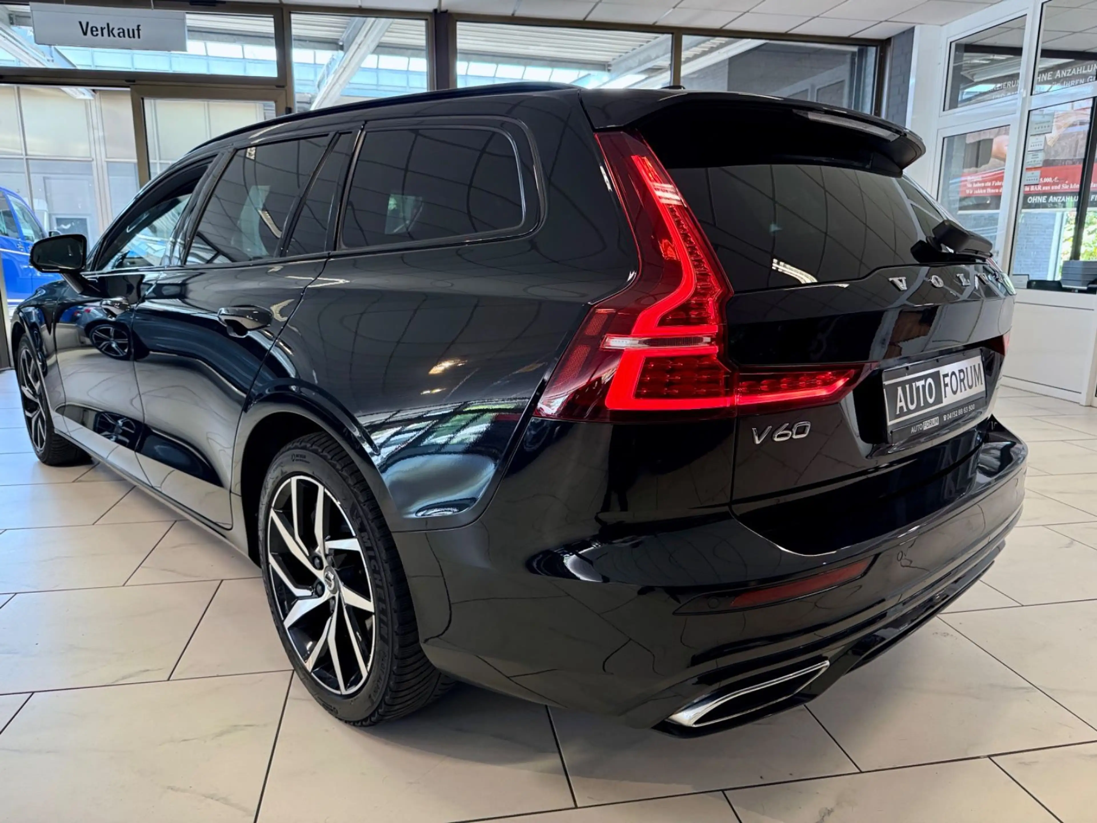 Volvo V60 B4 R-DESIGN HEAD-UP MASSAGE CAM LEDER LED — photo 8
