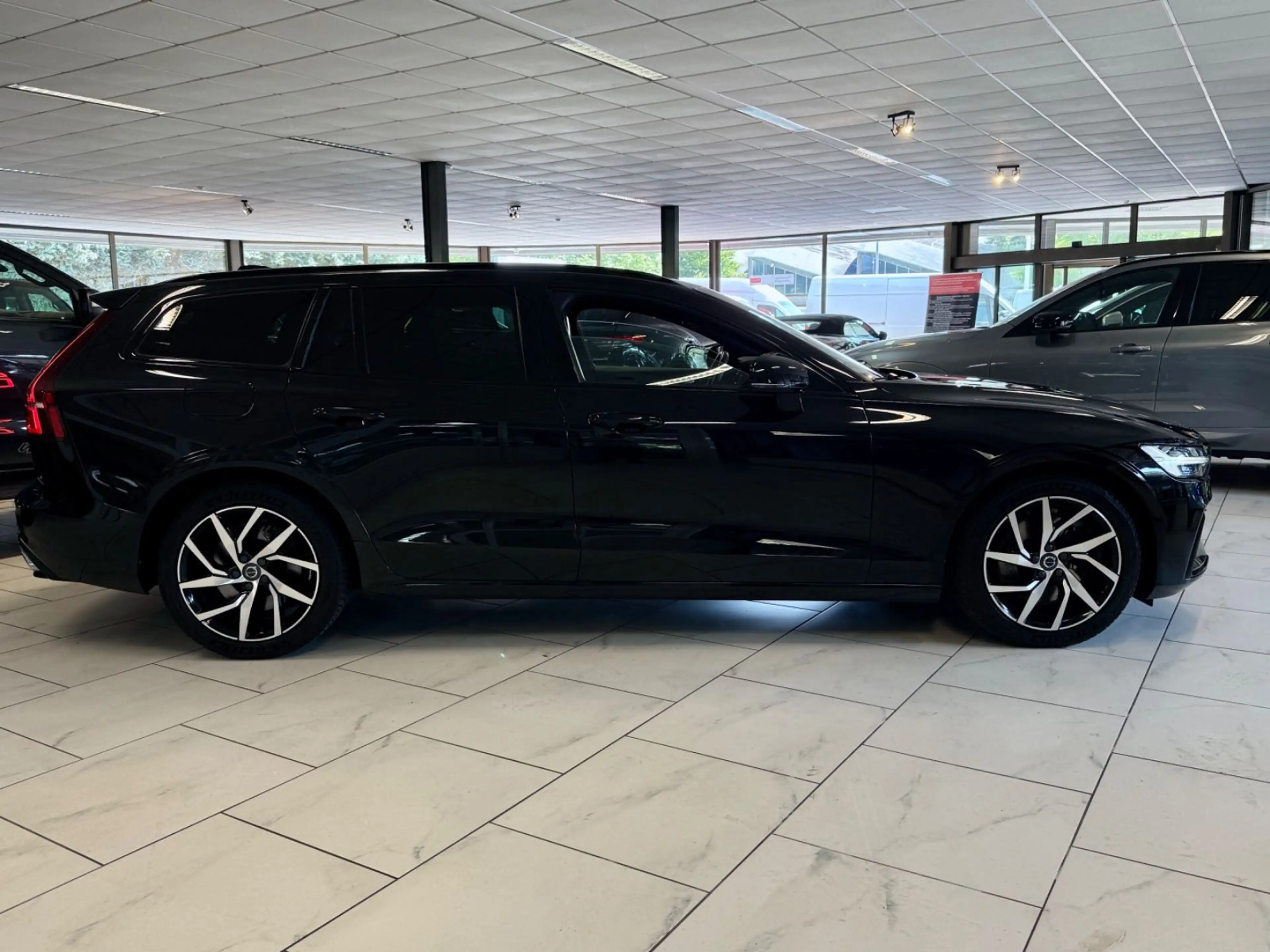 Volvo V60 B4 R-DESIGN HEAD-UP MASSAGE CAM LEDER LED — photo 15